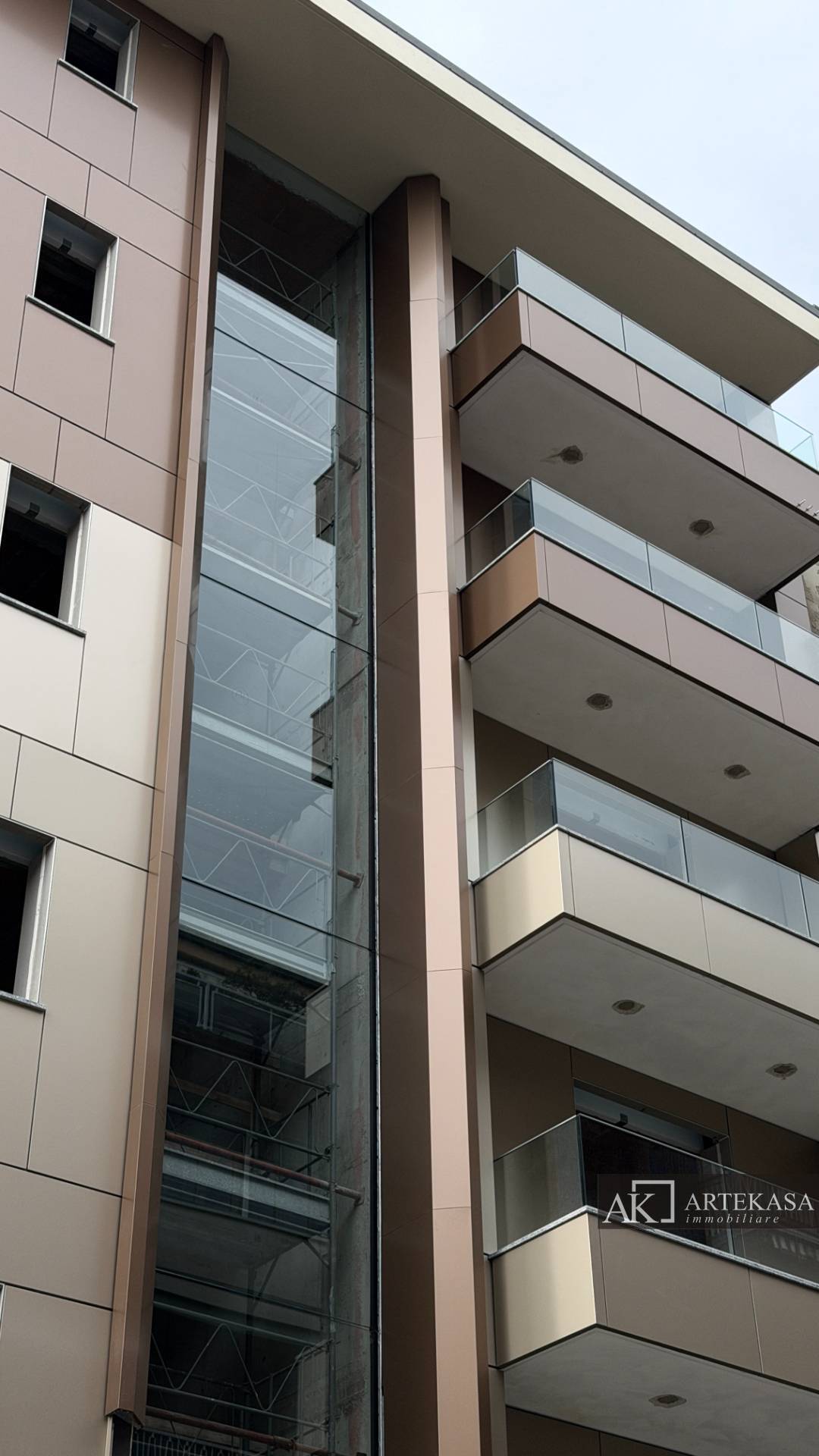 3 LOCALI in vendita a Novara