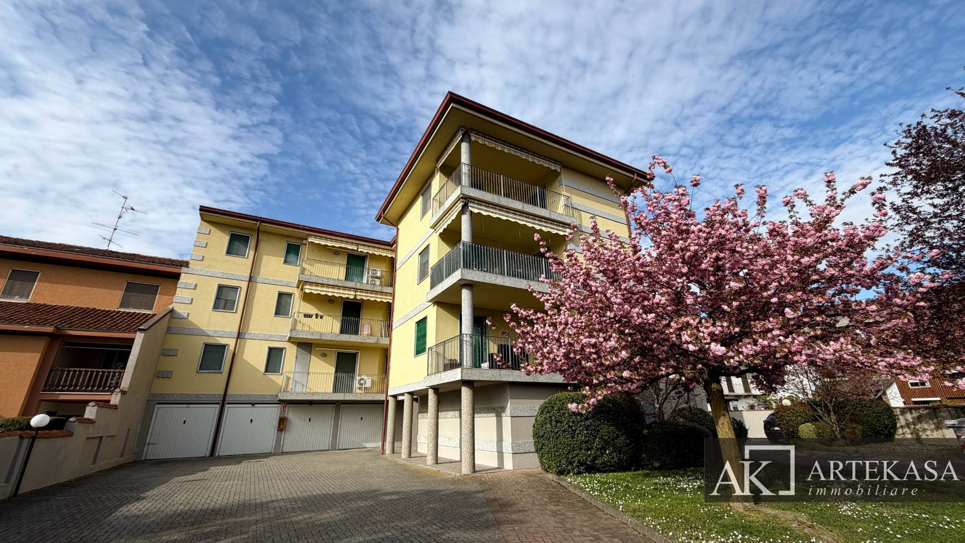 3 LOCALI in vendita a Novara