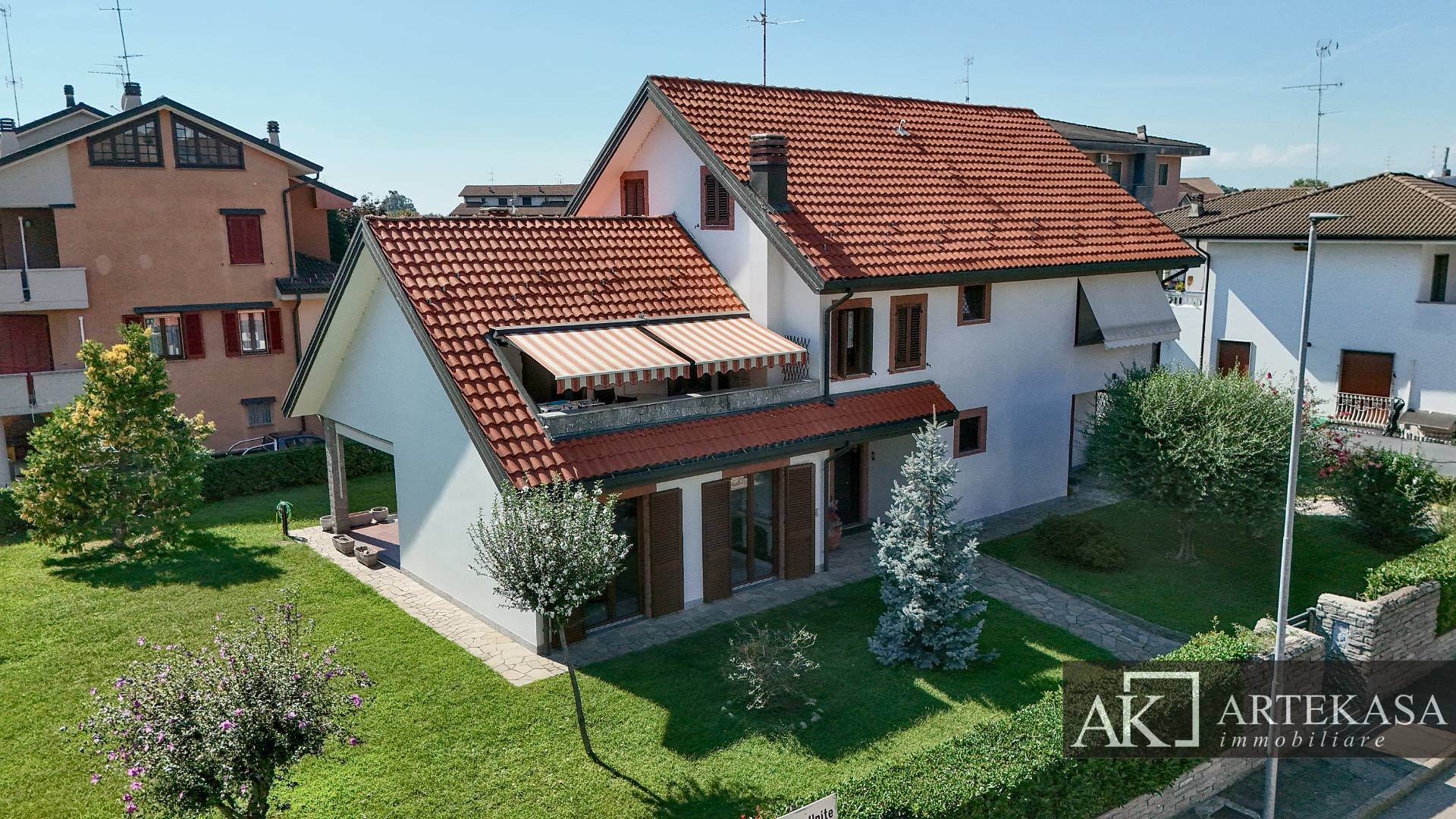 Villa bifamiliare in vendita a Novara