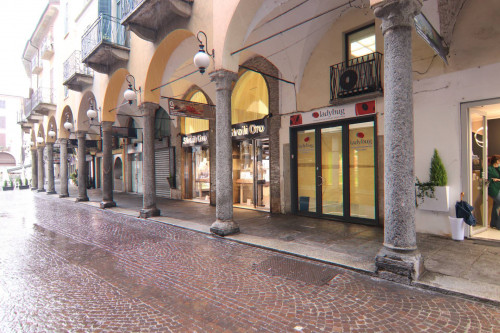 Negozio in affitto a Novara