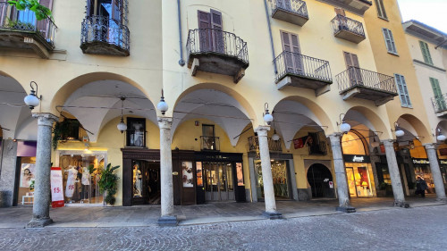 Negozio in affitto a Novara