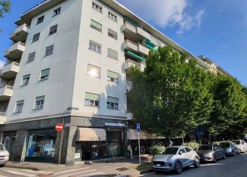 3 Rooms for rent in Novara