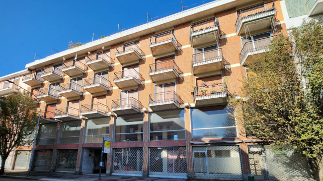 3 LOCALI in vendita a Novara