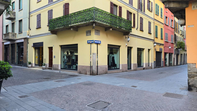 Shop for rent in Novara