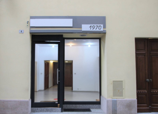Shop for rent in Novara