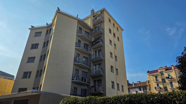 3 LOCALI in vendita a Novara