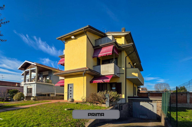 Villa bifamiliare in vendita a Novara