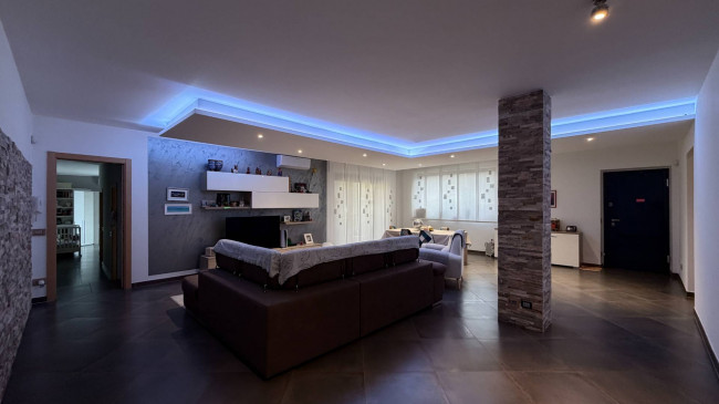 4 LOCALI in vendita a Novara