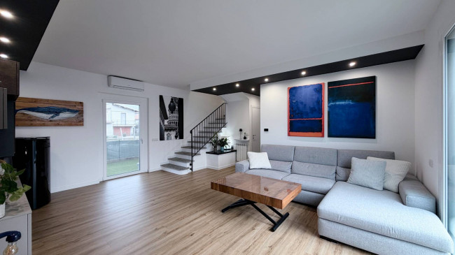 4 LOCALI GIARDINO in vendita a Novara