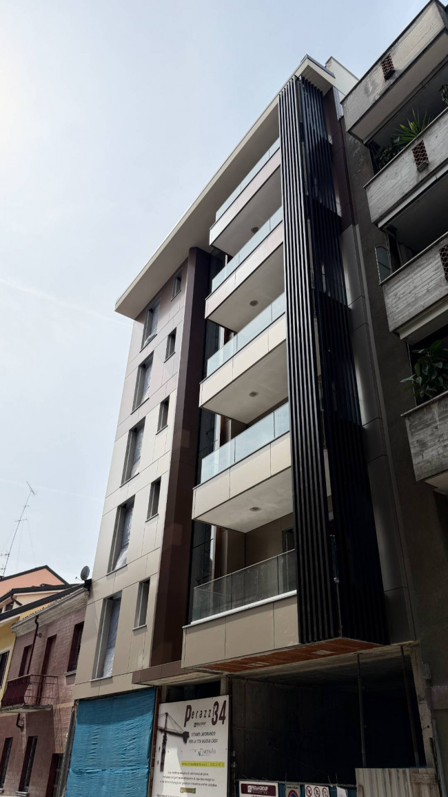 3 Rooms for sale in Novara