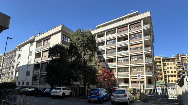 3 Rooms for rent in Novara