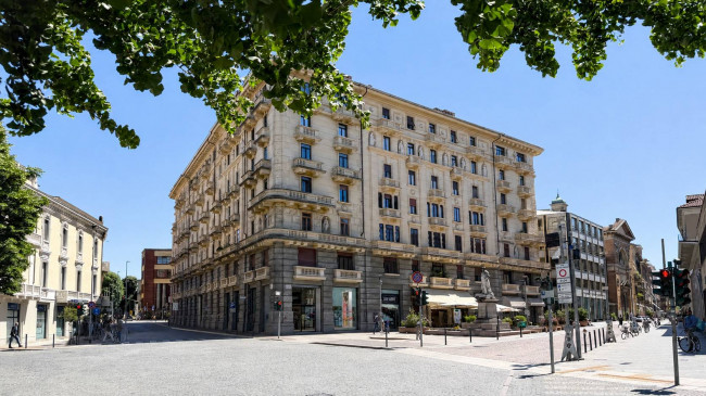 5 LOCALI in vendita a Novara