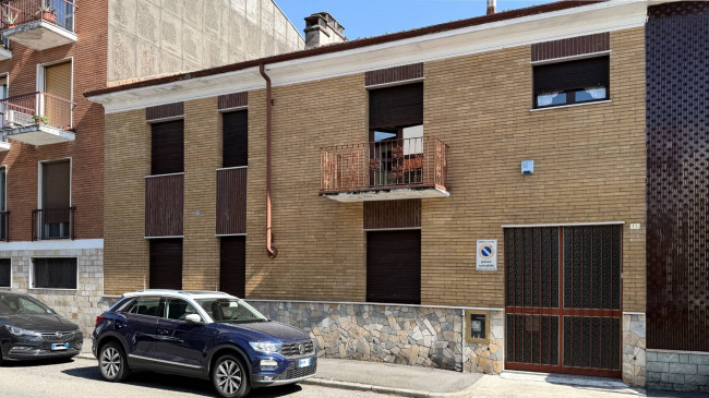 independent house for sale in Novara