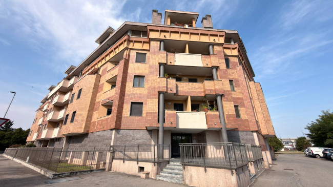3 LOCALI in vendita a Novara