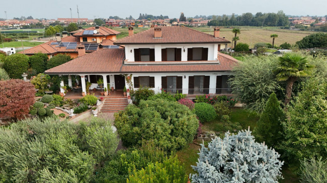 Villa in vendita a Pombia