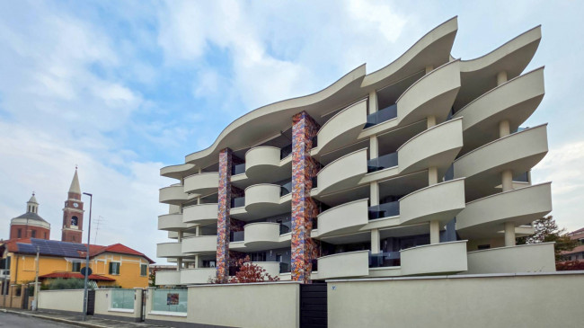 3 LOCALI in vendita a Novara
