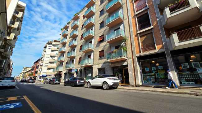 Shop for rent in Novara