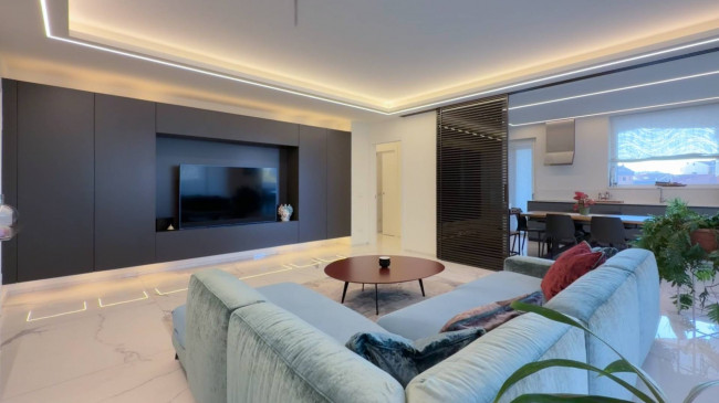 OLTRE 5 LOCALI in affitto a Novara