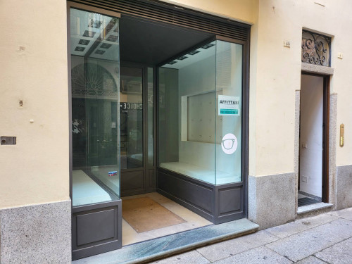 Shop for rent in Novara