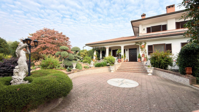 Villa bifamiliare in vendita a Pombia