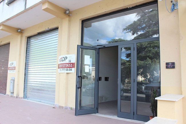 Locale commerciale in affitto a Palombara Sabina