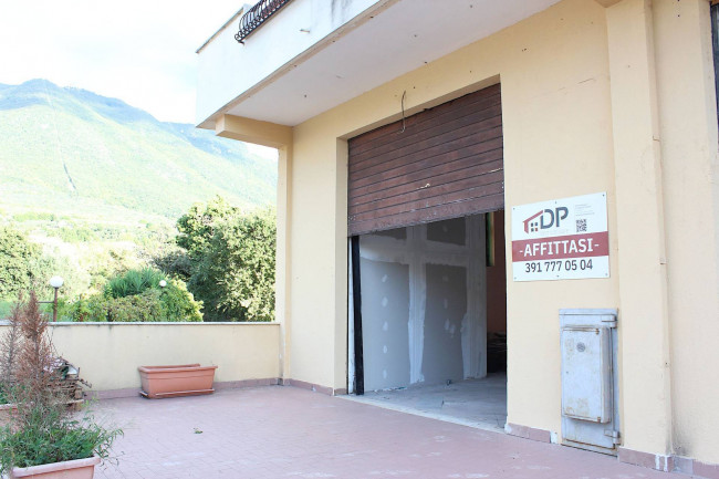 Locale commerciale in affitto a Palombara Sabina