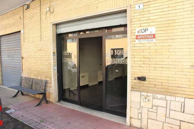 Locale commerciale in affitto a Palombara Sabina