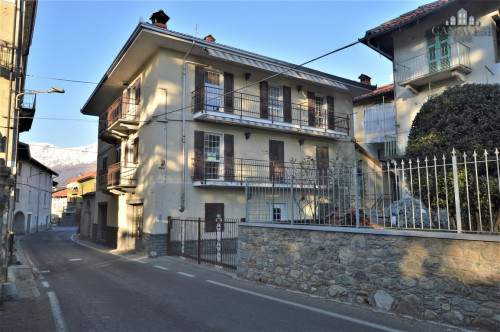 Locale commerciale in affitto a Val di Chy