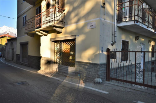 Locale commerciale in affitto a Val di Chy