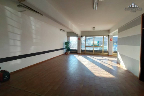 Locale commerciale in affitto a Ivrea