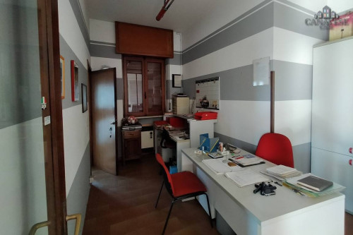 Locale commerciale in affitto a Ivrea