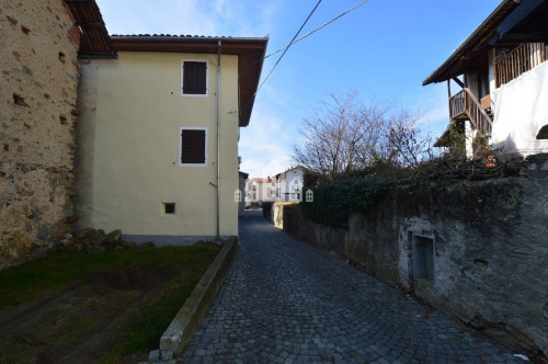 Casa semindipendente in vendita a Val di Chy