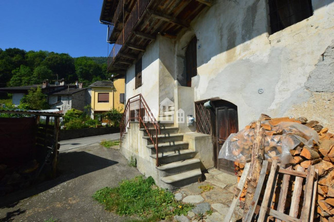 Casa semindipendente in vendita a Valchiusa