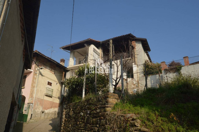 Casa semindipendente in vendita a Val di Chy