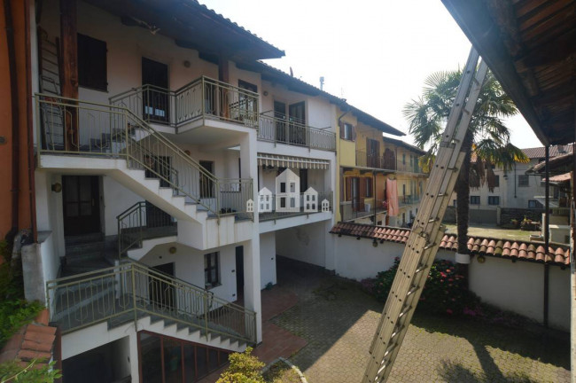 Half-duplex for sale in Salassa