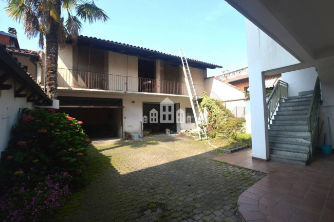 Half-duplex for sale in Salassa