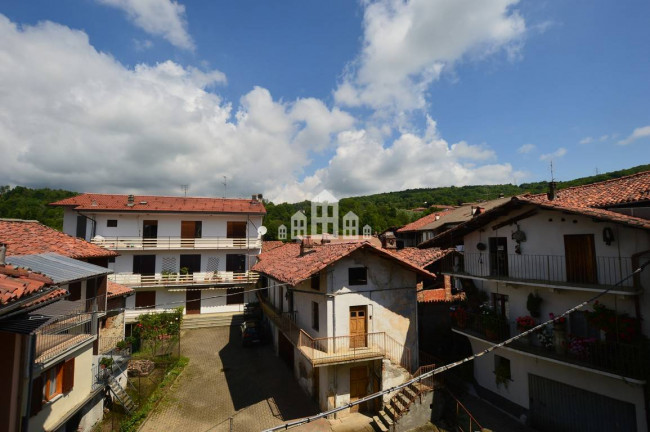 Casa semindipendente in vendita a Val di Chy