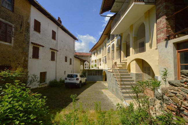 Casa semindipendente in vendita a Val di Chy