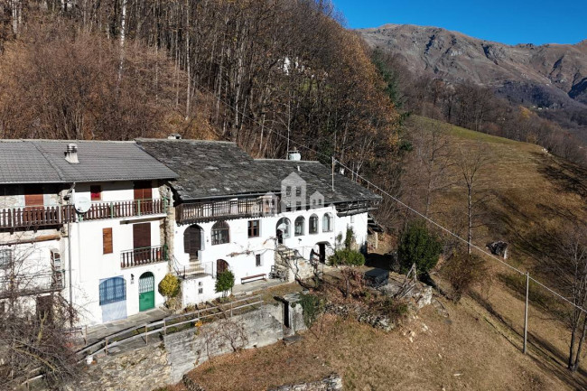 Casa semindipendente in vendita a Valchiusa