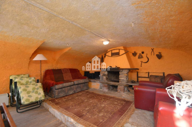 Casa semindipendente in vendita a Valchiusa