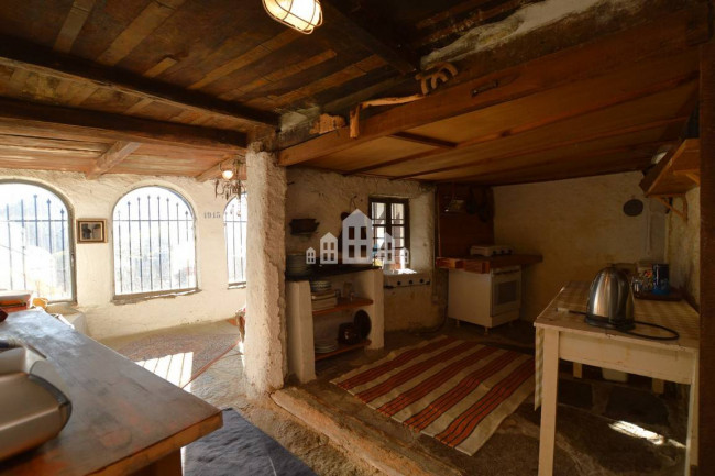 Casa semindipendente in vendita a Valchiusa