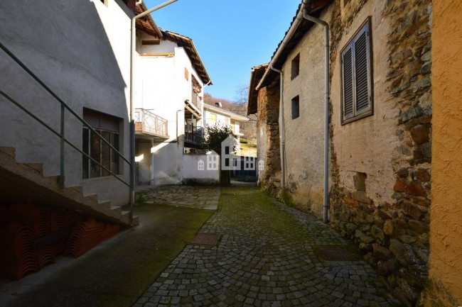 Casa semindipendente in vendita a Val di Chy