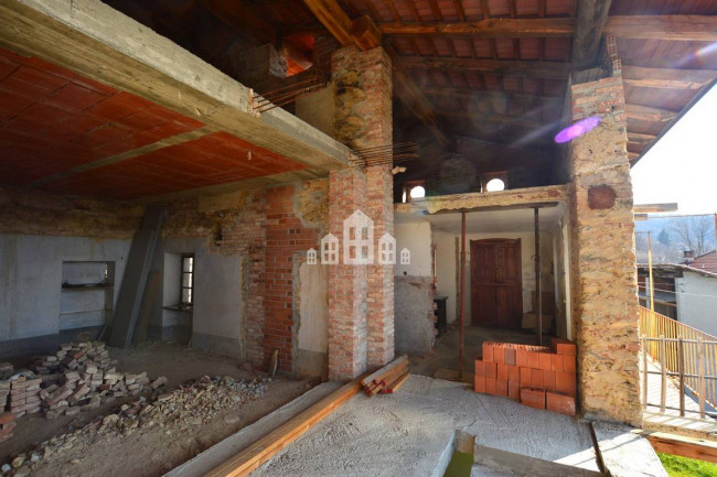 Casa semindipendente in vendita a Val di Chy