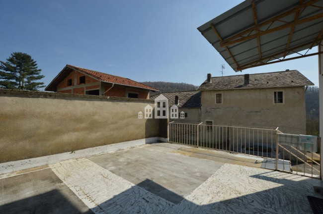Casa semindipendente in vendita a Val di Chy