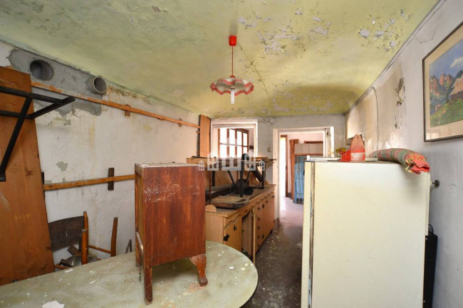 Porzione di bifamiliare in vendita a Valchiusa