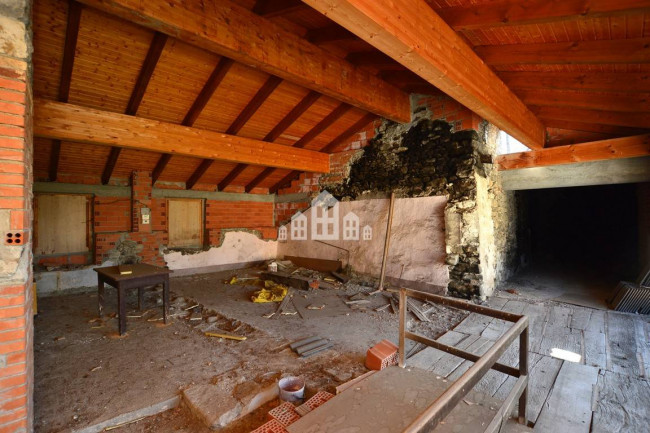 Porzione di bifamiliare in vendita a Valchiusa