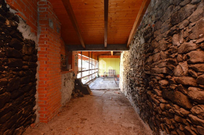 Porzione di bifamiliare in vendita a Valchiusa