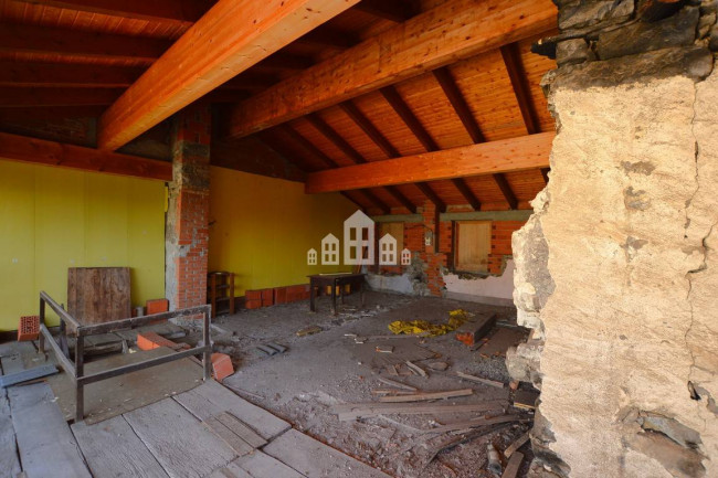 Porzione di bifamiliare in vendita a Valchiusa