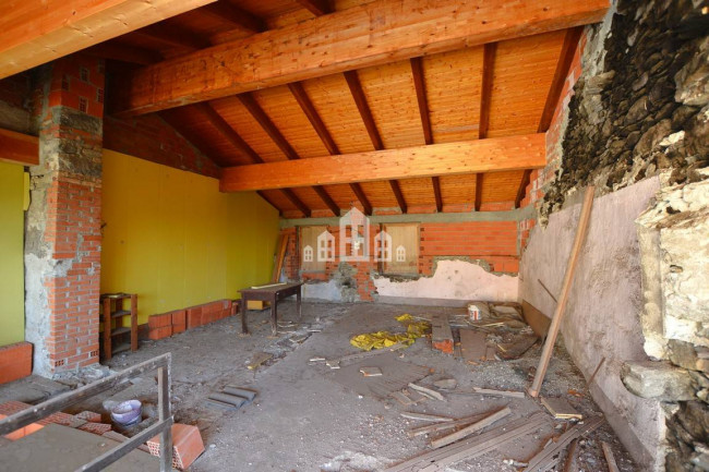 Porzione di bifamiliare in vendita a Valchiusa