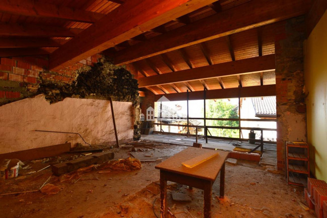 Porzione di bifamiliare in vendita a Valchiusa